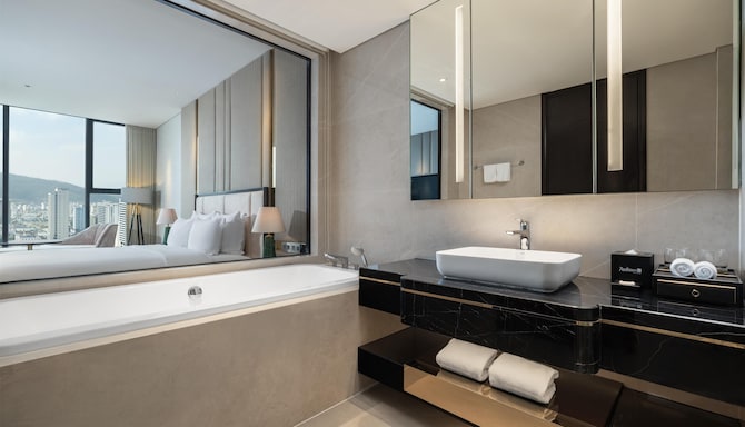 Radisson Blu Hotel, Ha Long Bay - Deluxe Room Lake View