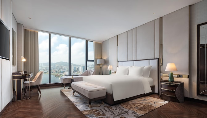 Radisson Blu Hotel, Ha Long Bay - One Bedroom Suite Lake View