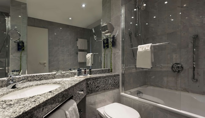 Radisson Blu Hotel, Halle-Merseburg - Business Room Bathroom