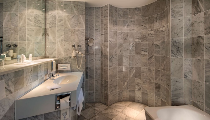 Radisson Blu Hotel, Halle-Merseburg - Suite Bathroom