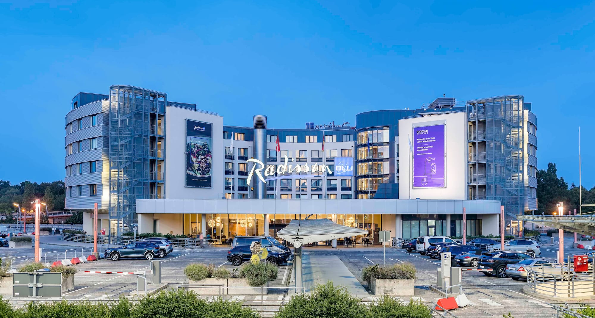 Radisson Blu Hotel, Hamburg Airport - Vy över fasaden