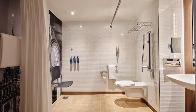 Radisson Blu Hotel, Hamburg Airport - Salle de bain de la chambre d'amis (accessible)