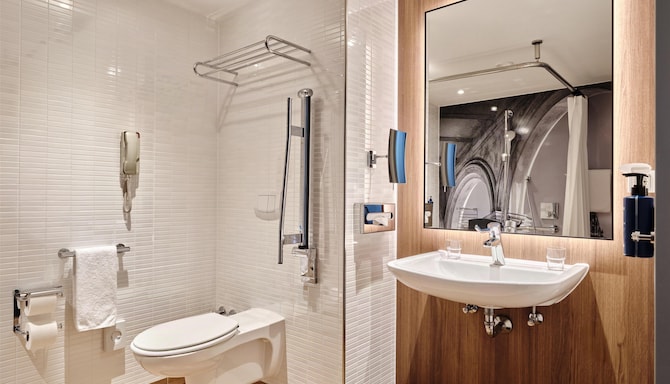 Radisson Blu Hotel, Hamburg Airport - Salle de bain de la chambre d'amis (accessible)