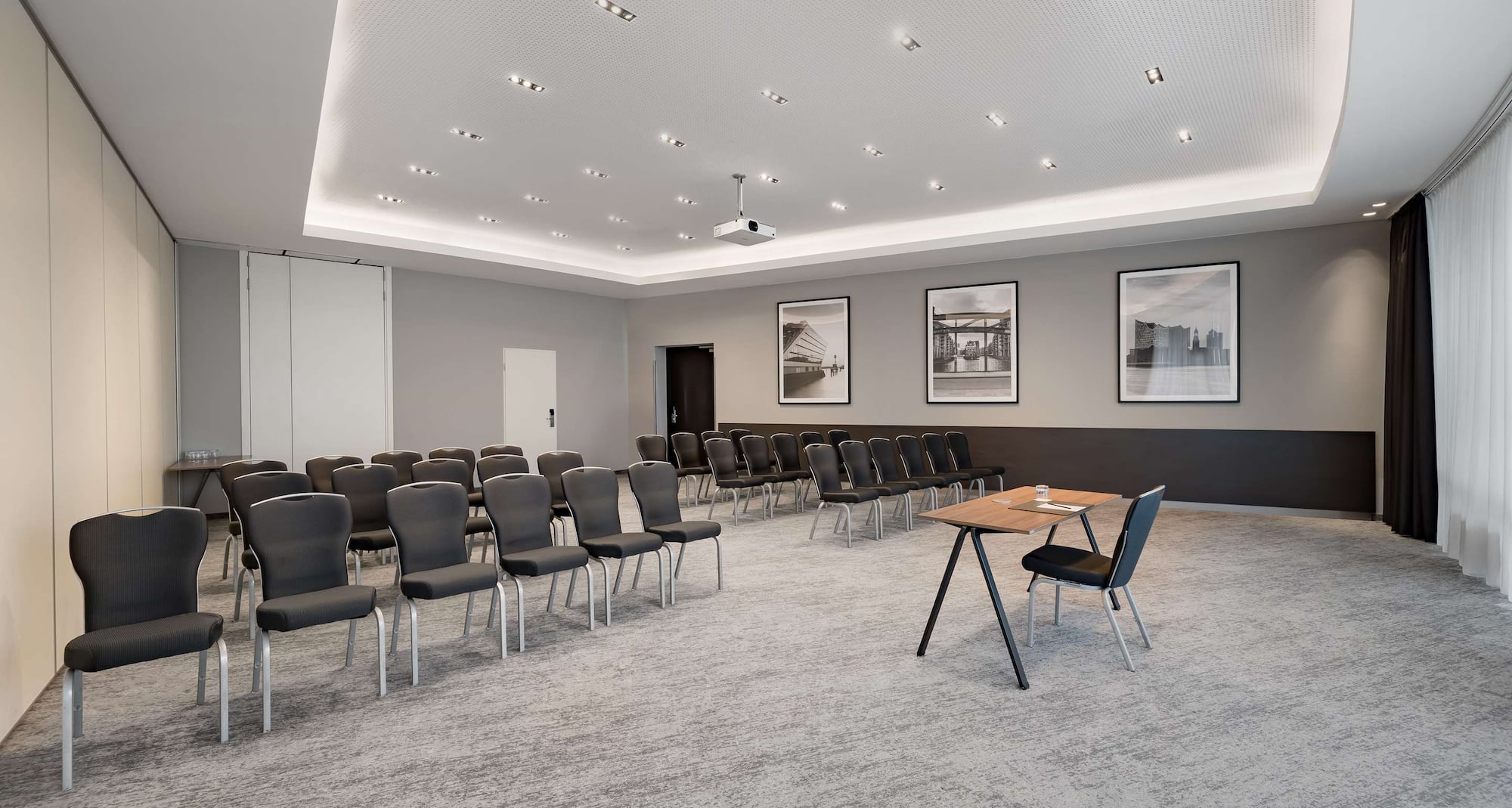 Radisson Blu Hotel, Hamburg Airport - Meeting room Airport 1 theater set-up