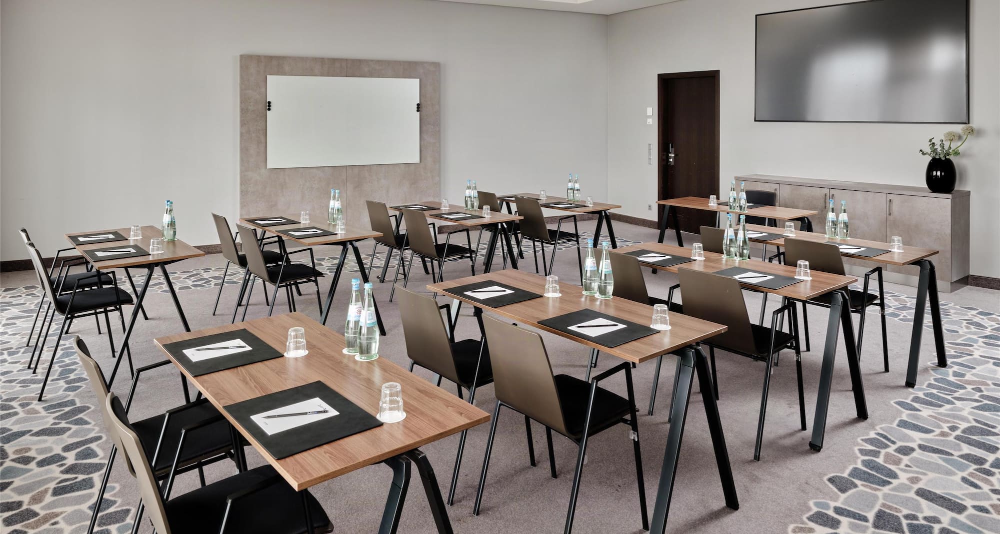 Radisson Blu Hotel, Hamburg Airport - Meeting Room - Terminal - Classroom Shape