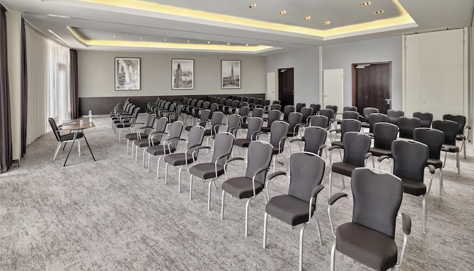 Radisson Blu Hotel, Hamburg Airport - Meeting room - Airport 3-4 - Theater Shape