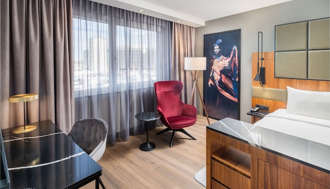 Radisson Blu Hamburg Airport Park Sleep & Fly www.radissonhotels.com