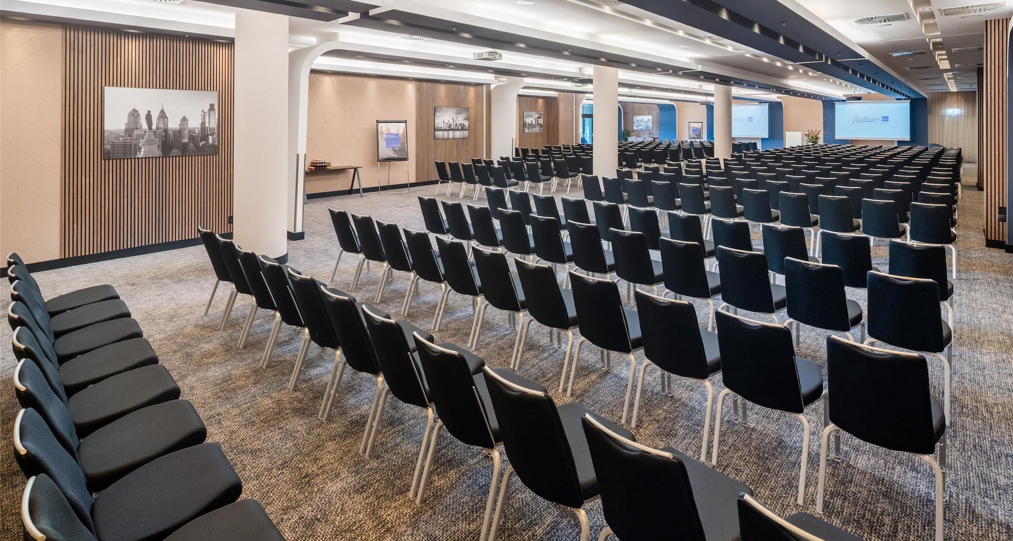 Radisson Blu Hotel, Hamburg - New York theatre style