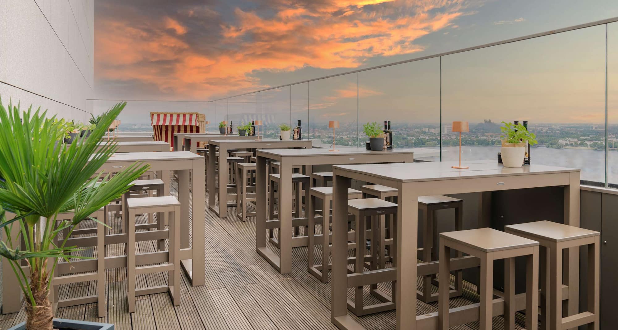 Radisson Blu Hotel, Hamburg - TWOSIX Bar at sunset
