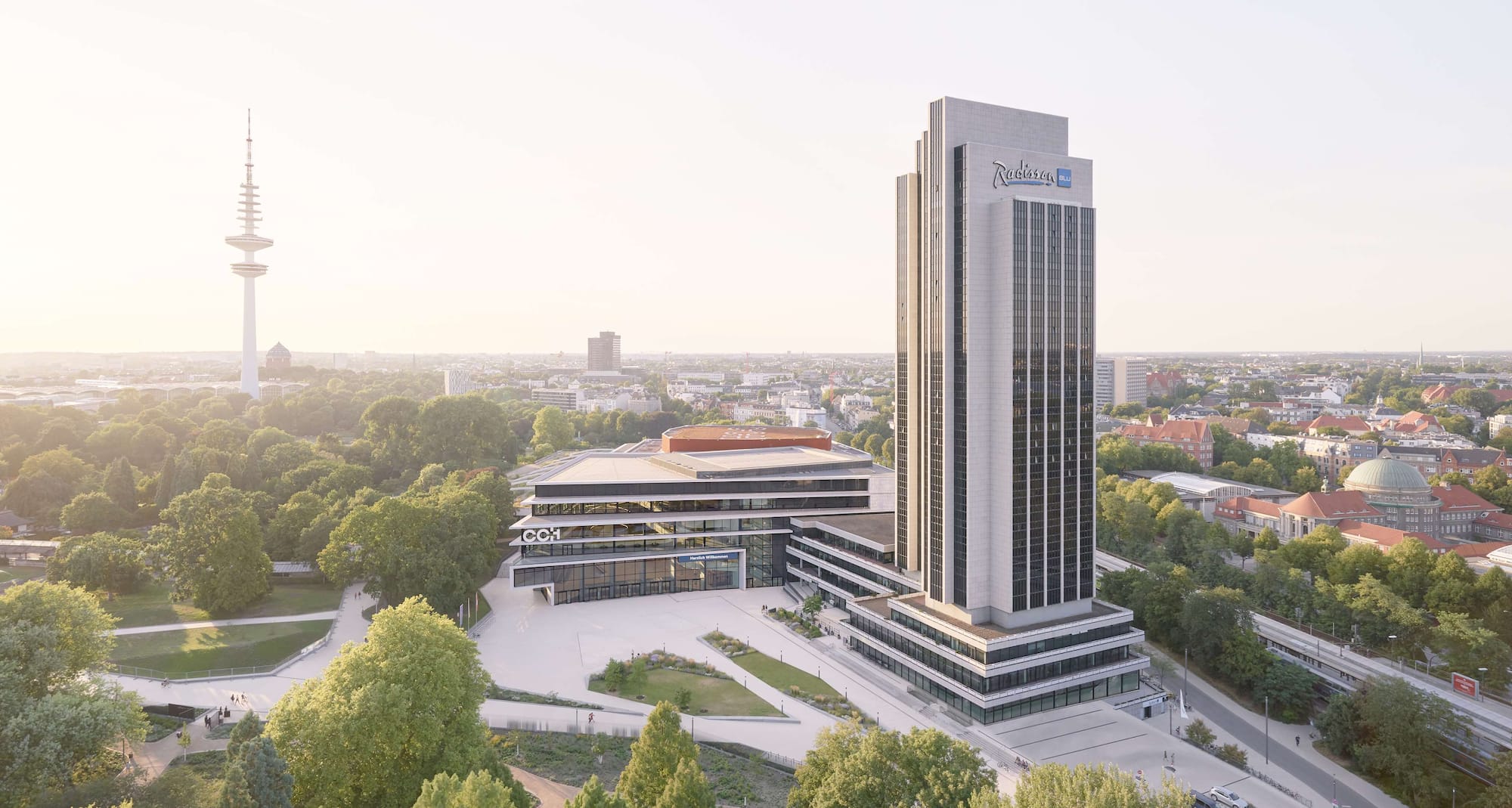 Radisson Blu Hotel, Hamburg - Vy över fasaden