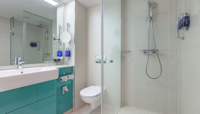 Radisson Blu Hotel, Hamburg - Guest room bathroom