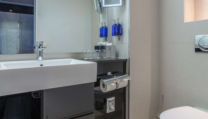 Radisson Blu Hotel, Hamburg - Bathroom