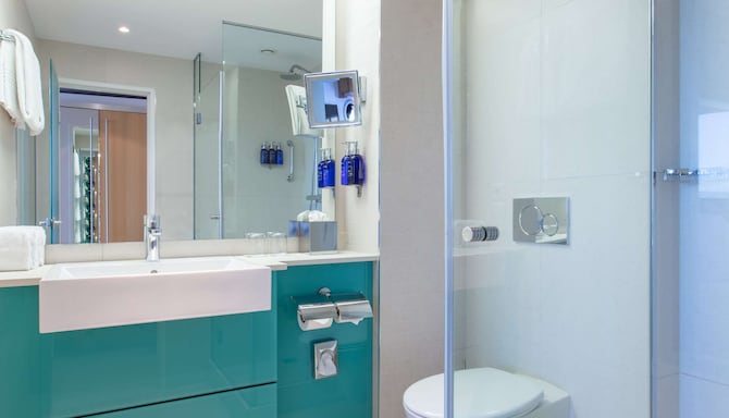 Radisson Blu Hotel, Hamburg - Guest room bathroom