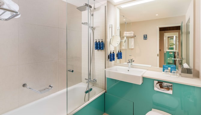 Radisson Blu Hotel, Hamburg - Guest room bathroom