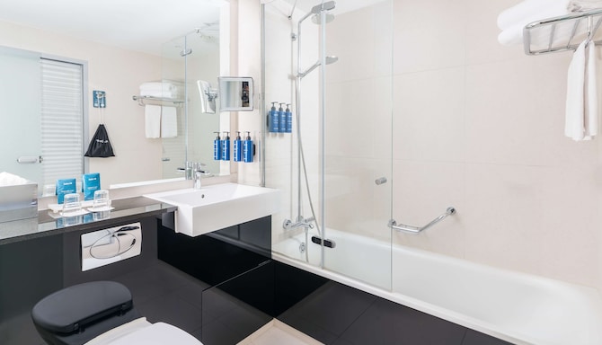 Radisson Blu Hotel, Hamburg - Guest room bathroom