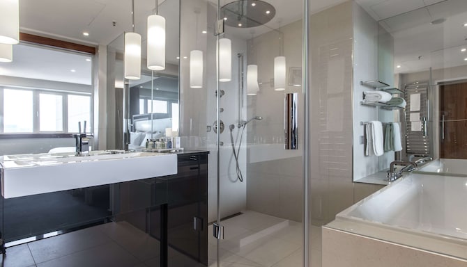 Radisson Blu Hotel, Hamburg - Presidential Suite bathroom