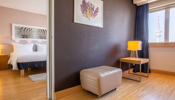 Radisson Blu Hotel, Hamburg - Suite - Planten un Blomen Park View