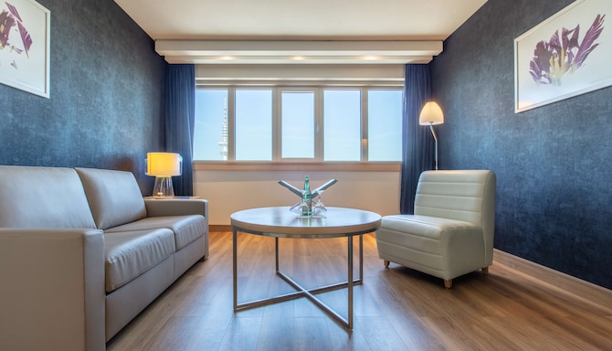 Radisson Blu Hotel, Hamburg - Planten un Blomen Suite living room