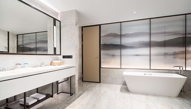 Radisson Blu Hotel Hangzhou Xintiandi - Suite bathroom