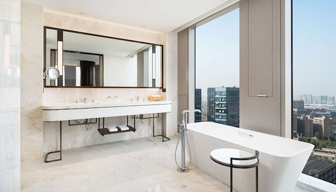 Radisson Blu Hotel Hangzhou Xintiandi - Executive Suite bathroom