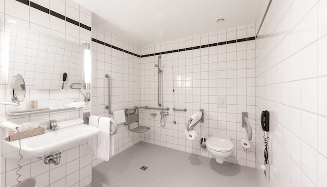 Radisson Blu Hotel, Hannover - Accessible Bathroom