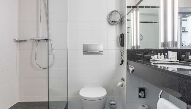 Radisson Blu Hotel, Hannover - Bathroom