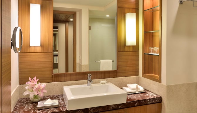 Radisson Blu Hotel, Indore - Superior Room bathroom