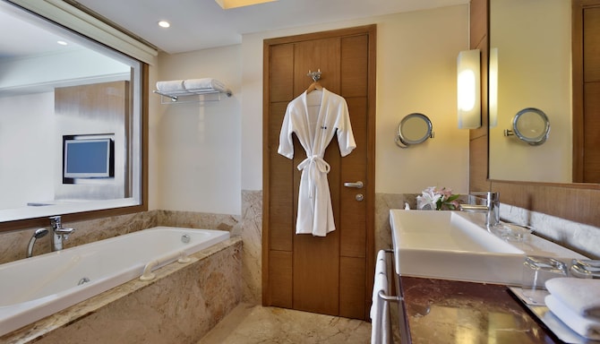 Radisson Blu Hotel, Indore - One Bedroom Suite bathroom