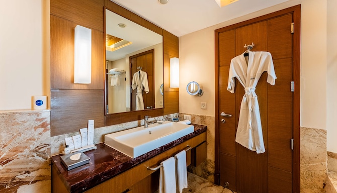 Radisson Blu Hotel, Indore - Executive Suite bathroom