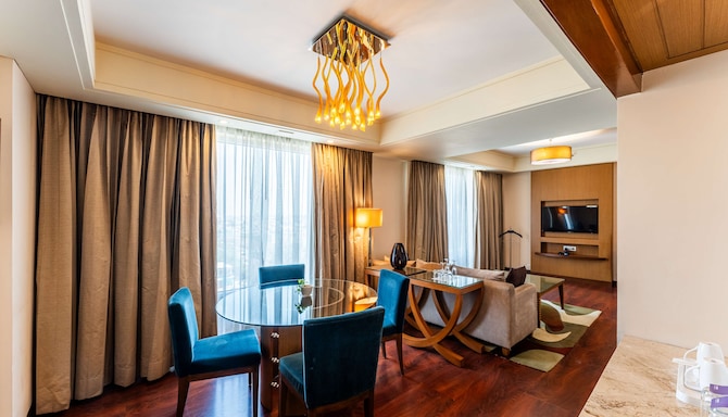 Radisson Blu Hotel, Indore - Executive Suite living room