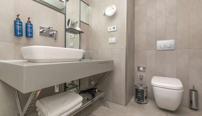 Radisson Blu Hotel, Istanbul Asia - Superior Room Bathroom