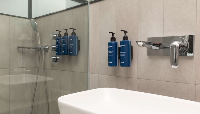 Radisson Blu Hotel, Istanbul Asia - Superior Room Bathroom