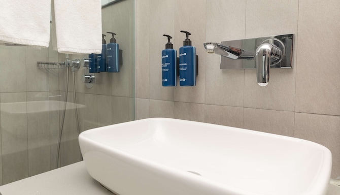Radisson Blu Hotel, Istanbul Asia - Superior Room Bathroom
