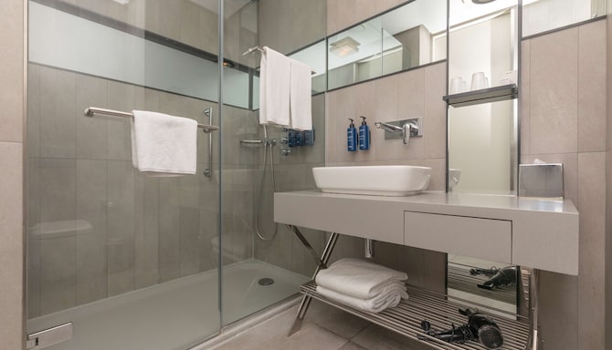 Radisson Blu Hotel, Istanbul Asia - Superior Room Bathroom