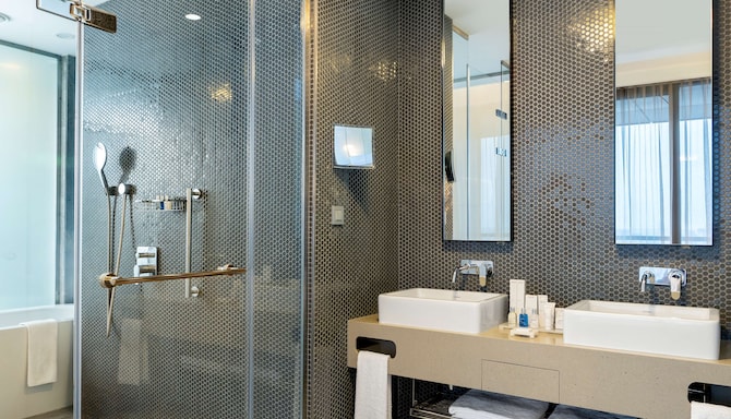 Radisson Blu Hotel, Istanbul Asia - Junior Suite with Terrace - City View, bathroom