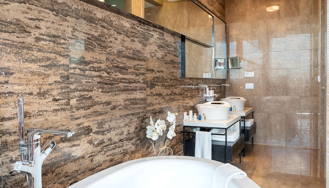 Radisson Blu Hotel, Istanbul Asia - Presidential Suite bathroom