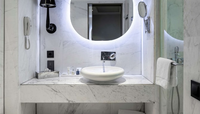 Radisson Blu Hotel, Istanbul Ottomare - Premium Room bathroom