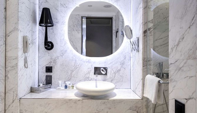 Radisson Blu Hotel, Istanbul Ottomare - Premium Room bathroom