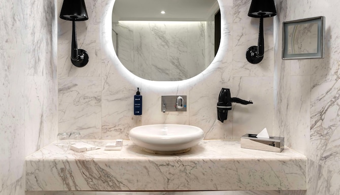 Radisson Blu Hotel, Istanbul Ottomare - Guest Room Bath