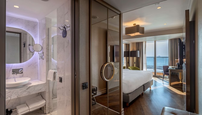 Radisson Blu Hotel, Istanbul Ottomare - Premium Room with balcony & sea view