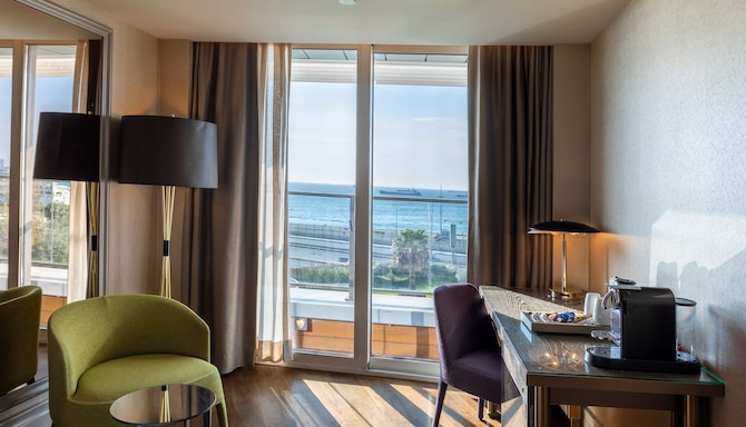Radisson Blu Hotel, Istanbul Ottomare - Premium Room with balcony & sea view