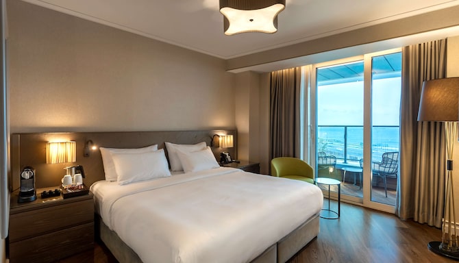Radisson Blu Hotel, Istanbul Ottomare - Premium Room with balcony & sea view