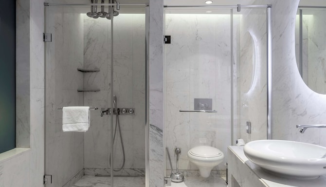 Radisson Blu Hotel Istanbul Ottomare - Standard room bathroom