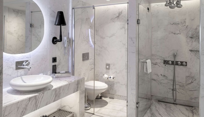 Radisson Blu Hotel, Istanbul Ottomare - Junior Suite bathroom