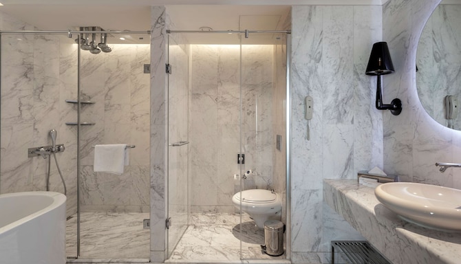 Radisson Blu Hotel, Istanbul Ottomare - Junior Suite bathroom