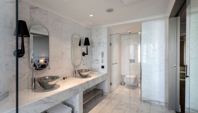 Radisson Blu Hotel Istanbul Ottomare - Suite bathroom