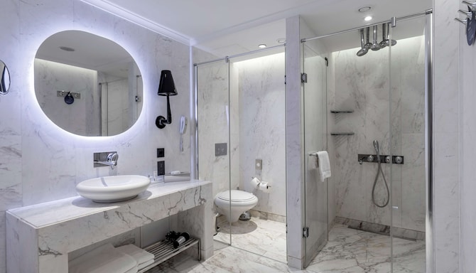 Radisson Blu Hotel, Istanbul Ottomare - Junior Suite bathroom