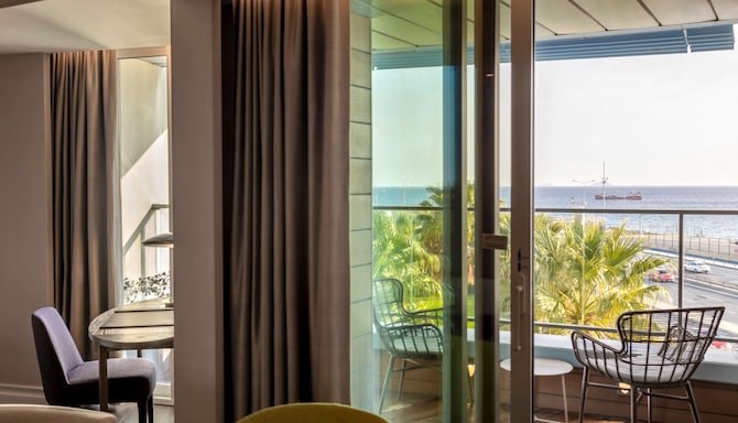 Radisson Blu Hotel Istanbul Ottomare - Junior suite with sea view & balcony