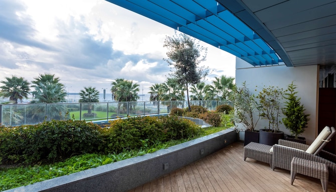 Radisson Blu Hotel Istanbul Ottomare - Junior suite with garden view & balcony