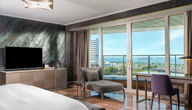 Radisson Blu Hotel, Istanbul Ottomare - Suite Room with Balcony-Sea view